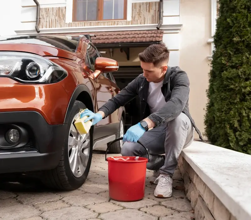 Lavage auto à domicile Lablachère : professionnel intervenant sur un véhicule
